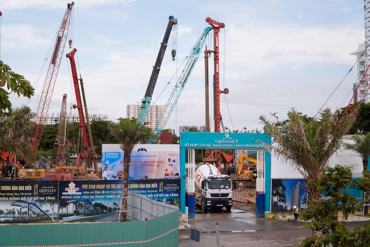 Phần mặt ngoài hướng ra biển, phần sau kết nối với khu trung tâm thành phố, tạo nên một tổ hợp lưu trú và căn hộ nghỉ dưỡng quy mô lớn. Trên các sàn giao dịch bất động sản, giá dự kiến của căn hộ Five Star Odyssey dao động từ 90 đến 120 triệu đồng mỗi m2 tùy vị trí và diện tích.