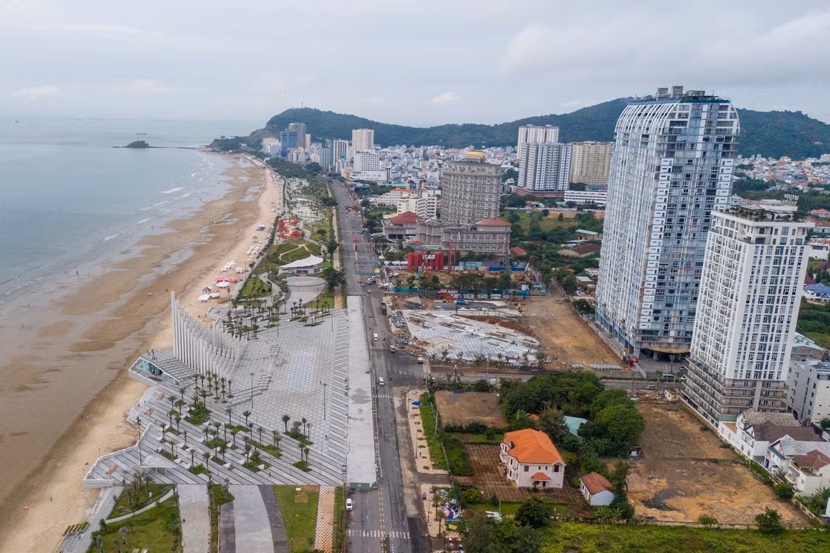 Đường Thùy Vân dài khoảng 8 km đã trở thành "trục xương sống" của ngành du lịch địa phương khi tập trung hàng trăm khách sạn lớn nhỏ. Khi hai dự án này hoàn thiện, tuyến đường sẽ xuất hiện thêm 2 tòa cao ốc, tạo diện mạo nhận diện mới cho đô thị biển.