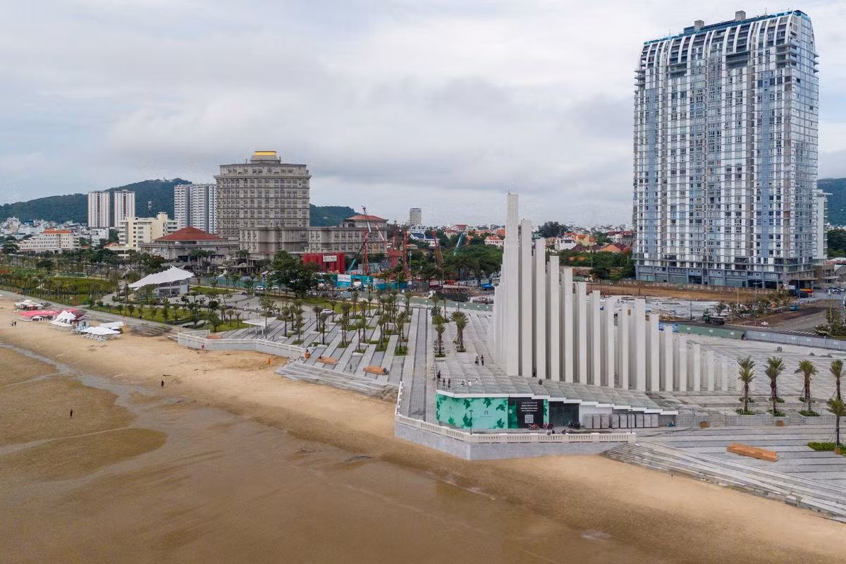 Đối diện dự án, quảng trường Tam Thắng được quy hoạch làm không gian công cộng hướng biển, kết hợp cây xanh và lối dạo bộ. Khi hoàn thành, nơi đây sẽ là điểm dừng chân hấp dẫn, đồng thời thúc đẩy hoạt động thương mại, dịch vụ xung quanh.