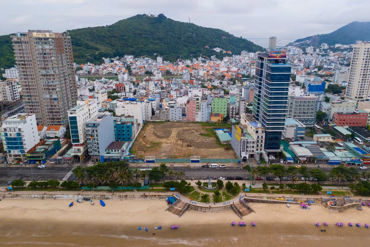 Cách đó khoảng 1km, khu đất xây dựng tòa nhà Five Star Poseidon hiện mới được quây rào và đang được dọn cỏ, san lấp mặt bằng.