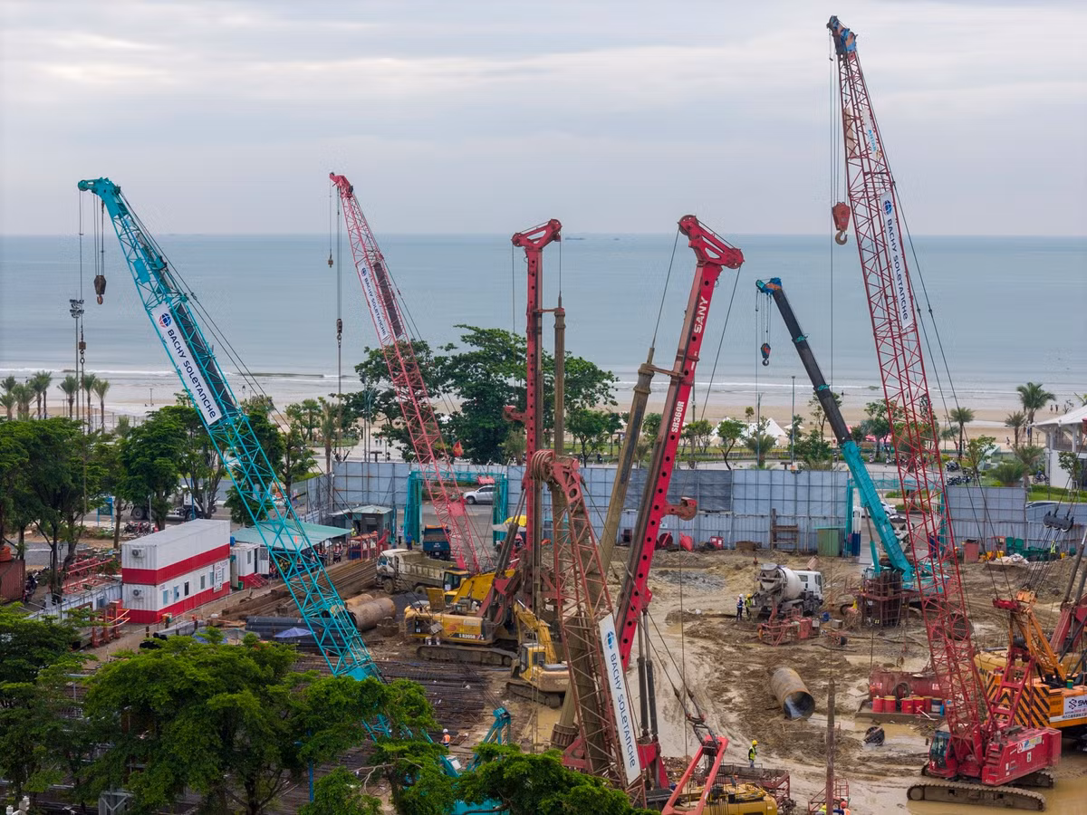 Theo thông tin từ chủ đầu tư, Five Star Odyssey có diện tích 8.189 m2, cao 50 tầng với 4 tầng hầm, gồm hơn 427 phòng khách sạn và khoảng 1.000 căn hộ nghỉ dưỡng, do Accor và Mövenpick Hotels &amp; Resorts quản lý.