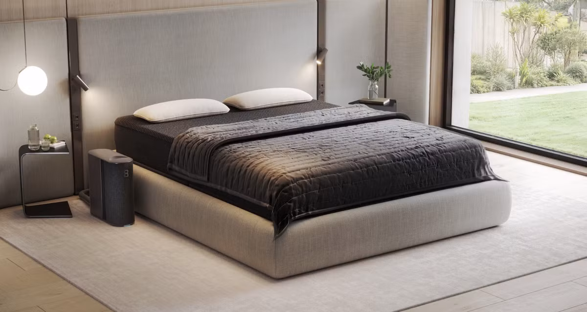 Eight Sleep Pod là một thiết bị công nghệ giấc ngủ được tích hợp nhiều tính năng hiện đại như kiểm soát nhiệt độ nệm theo thời gian thực, theo dõi các chỉ số giấc ngủ, phân tích dữ liệu sức khỏe và tự động điều chỉnh môi trường ngủ nhằm giúp người dùng đạt được trạng thái nghỉ ngơi tối ưu nhất.