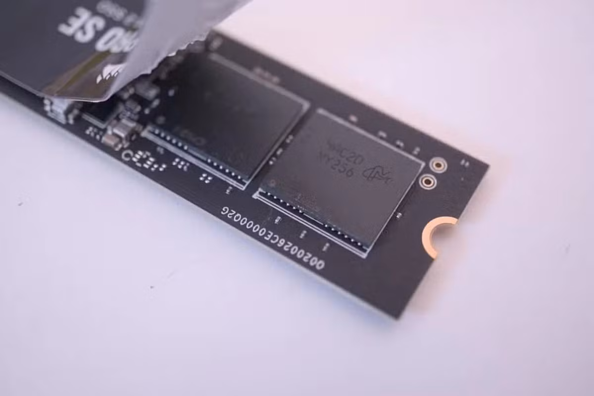 Nguyên nhân cốt lõi đến từ cuộc khủng hoảng chip nhớ, khi giá DRAM tăng hơn 50% và bộ nhớ lưu trữ tăng tới 90% chỉ trong quý I/2026 theo dữ liệu từ Counterpoint Research, biến linh kiện này thành “vàng số” trong chuỗi cung ứng công nghệ toàn cầu.