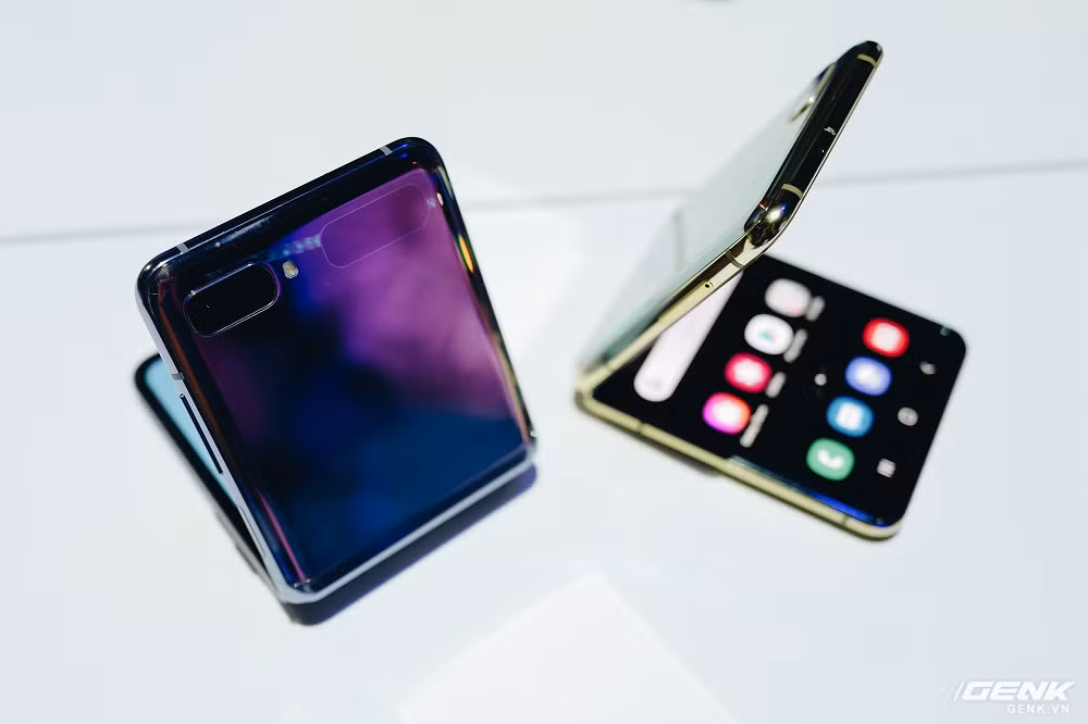 Tin đồn Samsung có thể khai tử dòng Samsung Galaxy Z Flip đang gây tranh cãi mạnh trong cộng đồng công nghệ, bởi đây không chỉ là một mẫu điện thoại gập đơn thuần mà còn là một trong số ít sản phẩm giúp Samsung duy trì bản sắc riêng giữa thị trường smartphone ngày càng giống nhau. (Ảnh: Genk)