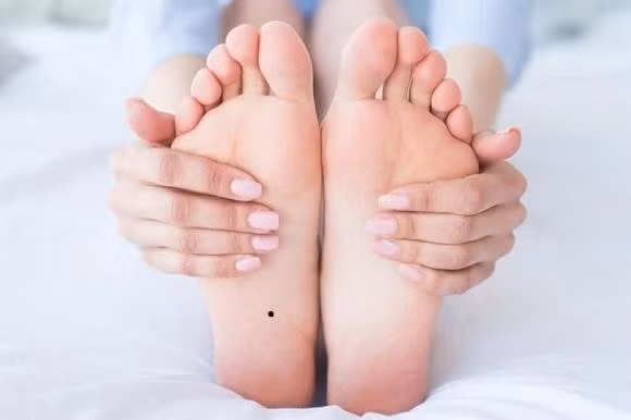 Nốt ruồi ở lòng bàn chân: Đây là vị trí nốt ruồi vô cùng hiếm gặp, người phụ nữ nào sở hữu nốt ruồi này chứng tỏ là một người vô cùng tài năng, tượng trưng cho quyền lực. Tương lai chắc chắn họ sẽ là một người sếp lãnh đạo nhiều nhân viên, được coi trọng, tài lộc vây quanh.