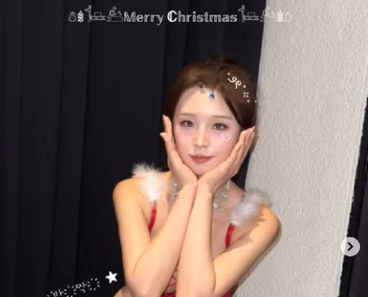 Loạt ảnh Giáng Sinh được xây dựng với tông màu ấm áp, kết hợp trang phục mang không khí Noel, tạo cảm giác vừa gần gũi vừa nổi bật.