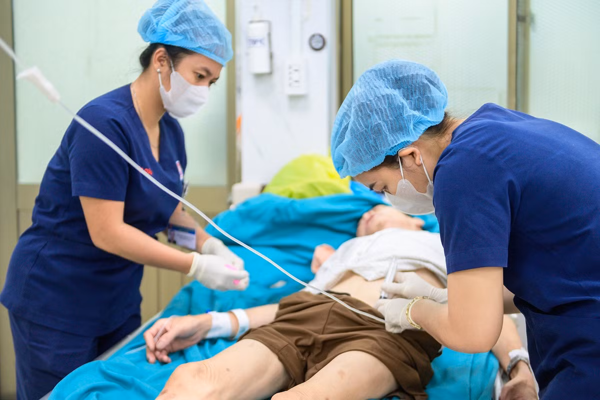 Người đàn ông vừa được chuyển từ băng ca xe cứu thương xuống giường bệnh, ê-kíp trực lập tức tiếp nhận, nhanh chóng kiểm tra dấu hiệu sinh tồn và tiến hành các thủ thuật cần thiết. Không có khoảng chờ nào giữa lúc vào cửa khoa và khi được xử trí.
