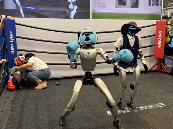 Robot hình người G1 của Unitree gây sốt với các trận đấu đối kháng, trong khi mẫu R1 gây chú ý nhờ mức giá chỉ 4.900 USD.
