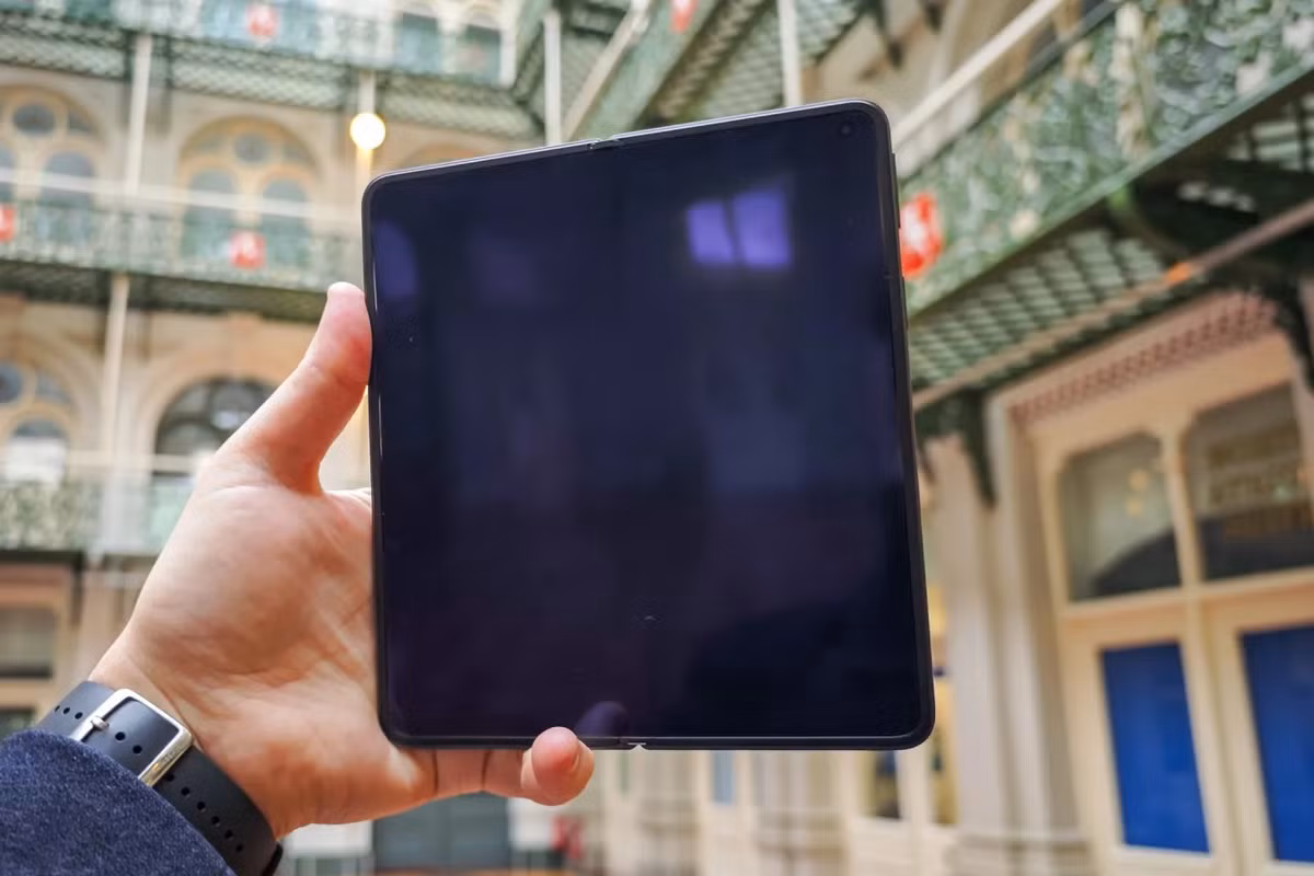 Thiết kế siêu mỏng này giúp máy nhẹ hơn Galaxy Z Fold 6, mang lại trải nghiệm cầm nắm gọn nhẹ hơn hẳn.