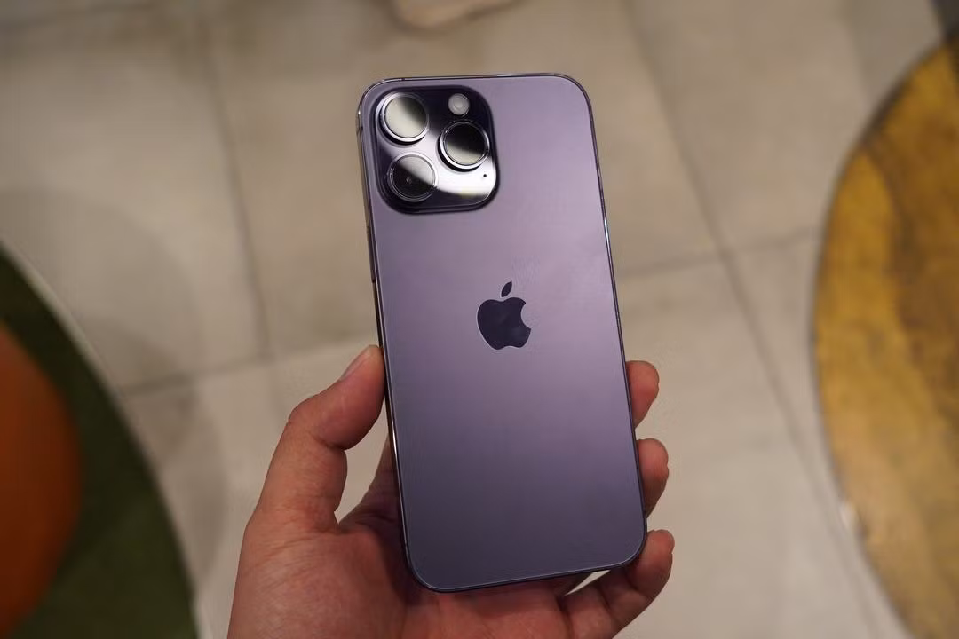 Trong khi đó, iPhone 14 Pro Max là lựa chọn “quốc dân” với thiết kế Dynamic Island hiện đại và màn hình ProMotion 120Hz mượt mà.