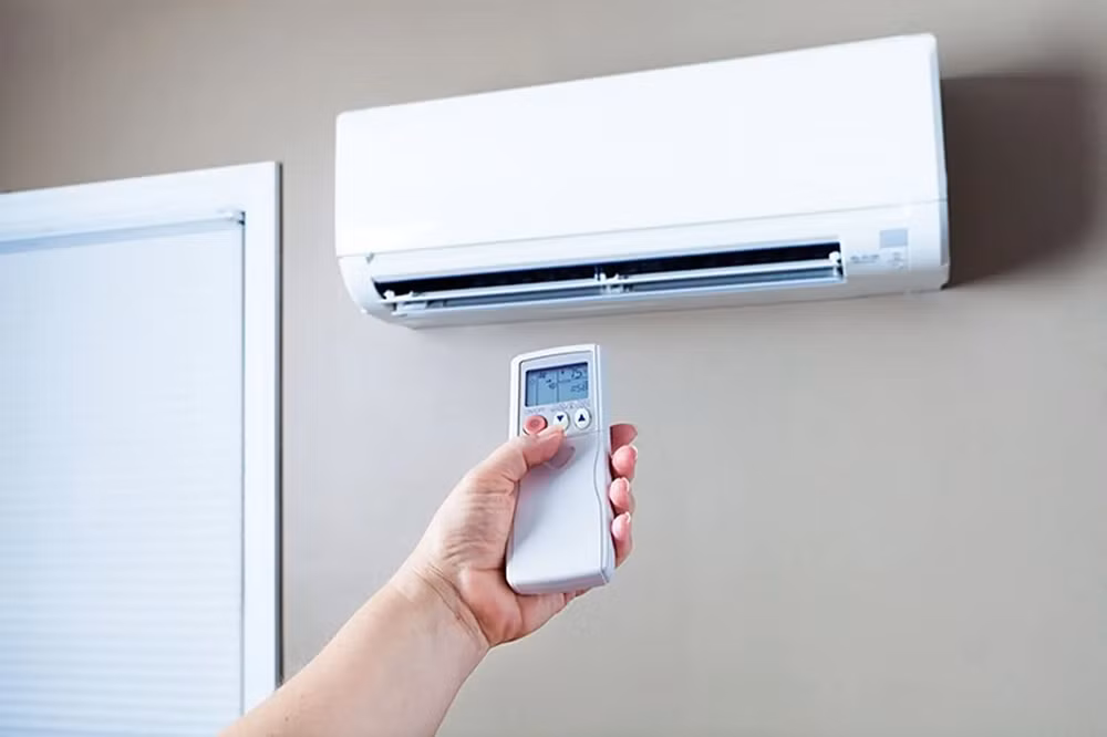Nhiều người lầm tưởng rằng hạ nhiệt độ điều hòa càng thấp thì phòng càng nhanh mát, nhưng thực tế cách này chỉ khiến thiết bị phải hoạt động liên tục và tiêu tốn nhiều điện năng hơn.