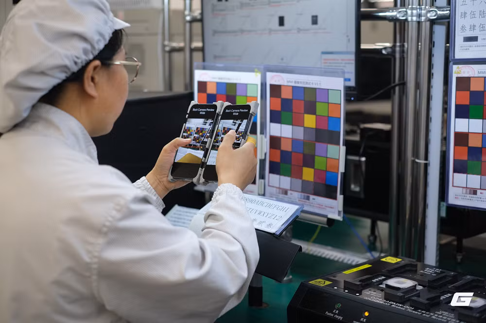 Hãng cho biết khoảng 60% thiết bị tự động trong nhà máy do chính đội ngũ R&amp;D của HONOR phát triển, từ robot vặn ốc, hệ thống AI kiểm tra lỗi linh kiện cho tới công nghệ phủ gel tản nhiệt bằng thuật toán nhận diện chính xác lượng vật liệu trên chip xử lý.