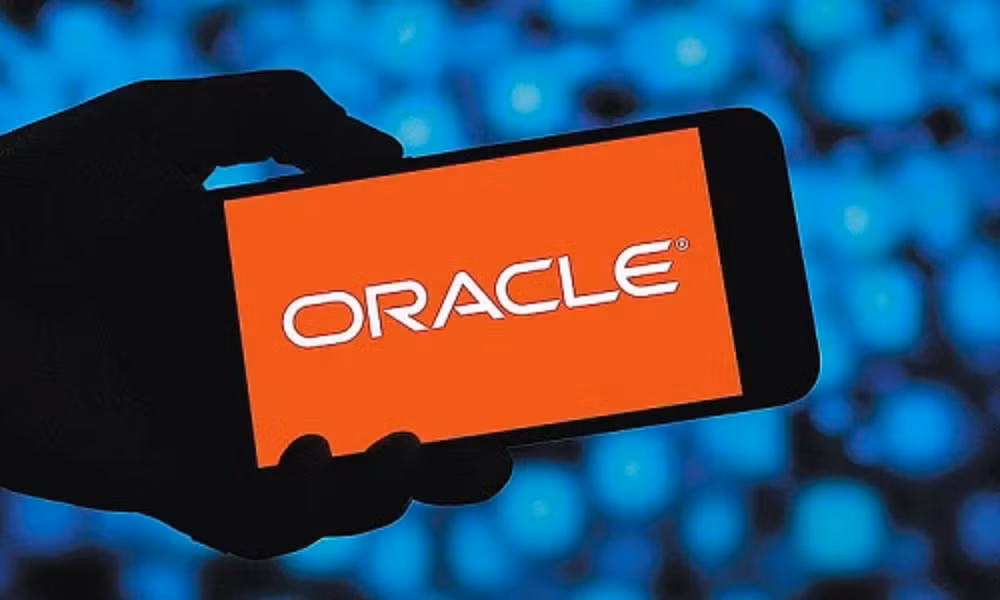 Oracle không xây dựng mô hình AI riêng mà chọn cách đặt cược vào hạ tầng và dịch vụ, chuyển mình từ công ty cơ sở dữ liệu truyền thống sang nền tảng AI với chiến lược hoàn toàn khác biệt.