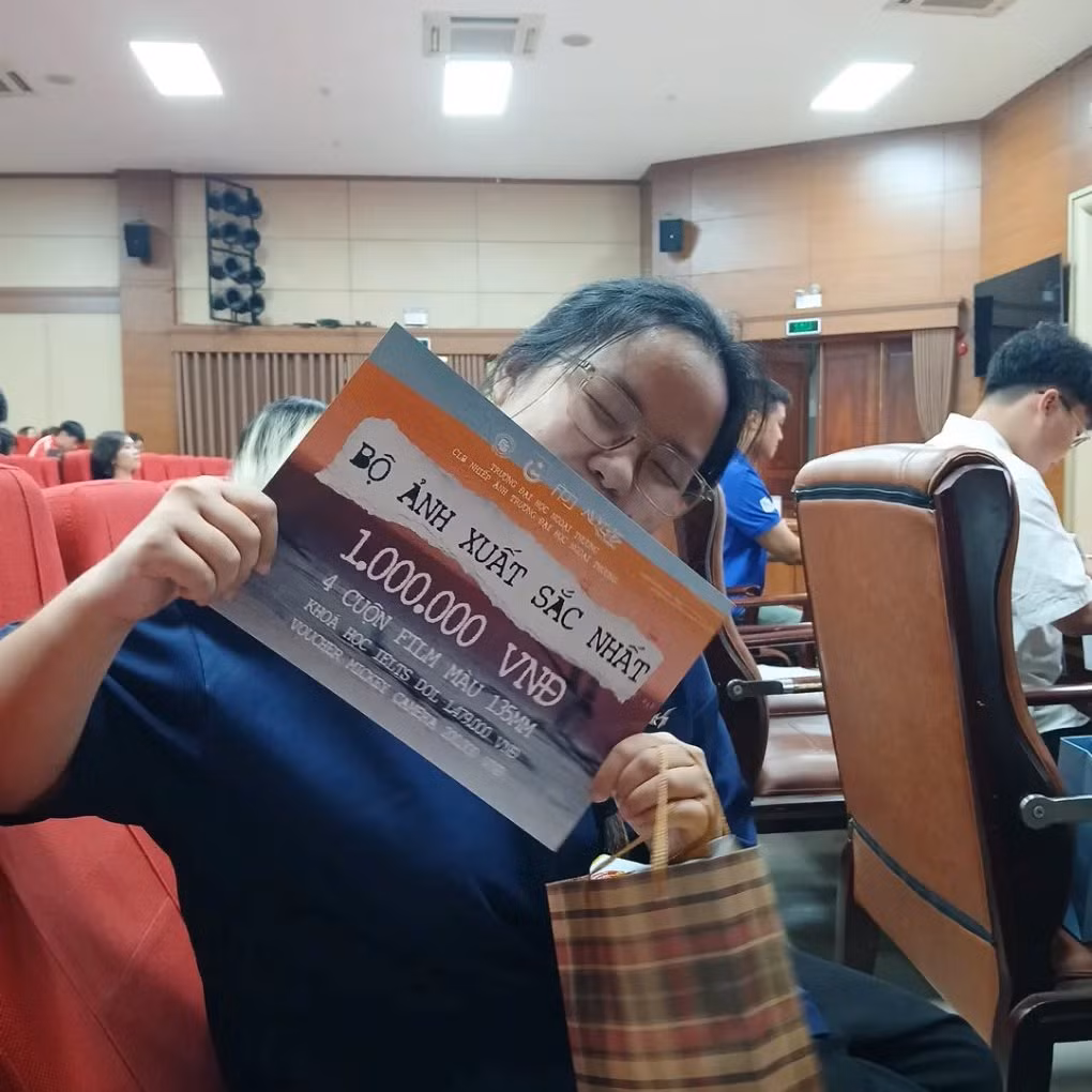 Đại diện cho xu hướng này là Nguyễn Minh Hòa, một sinh viên tại Hà Nội. Thay vì chạy theo những bức ảnh được AI tối ưu hoàn hảo, Hòa lựa chọn máy ảnh film để lưu giữ cảm xúc chân thật và trân trọng từng khoảnh khắc đời thường.