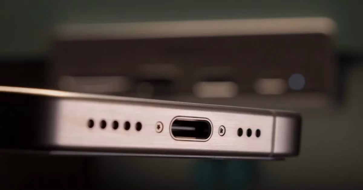 Cổng USB trên smartphone ngày nay không chỉ đơn thuần phục vụ việc sạc pin mà còn đóng vai trò trung tâm trong việc truyền dữ liệu và kết nối với hàng loạt thiết bị ngoại vi, nhưng chính sự đa năng này lại khiến nó trở thành “cửa ngõ” tiềm ẩn nhiều rủi ro nếu người dùng không cẩn trọng.