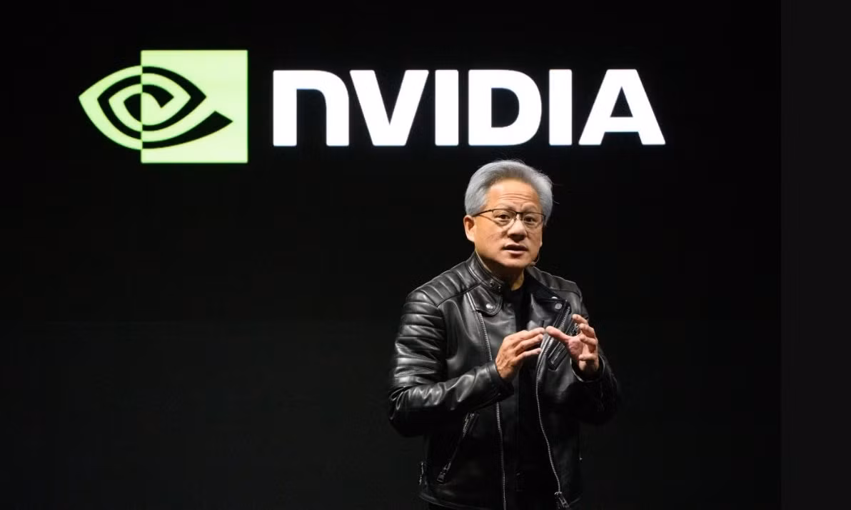 Đặc biệt, NVIDIA đã vượt mốc vốn hóa hơn 5.500 tỷ USD nhờ vai trò gần như độc quyền trong cuộc đua chip AI toàn cầu, cho thấy dữ liệu, thuật toán và hệ sinh thái phần mềm đang trở thành “mỏ vàng” mới của nền kinh tế số.