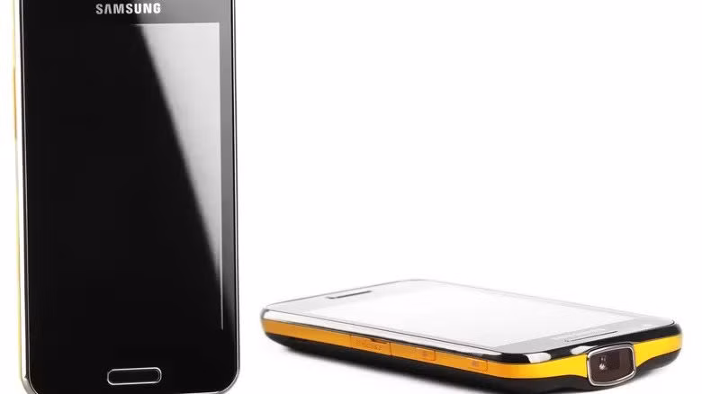 Samsung cũng từng gây bất ngờ với Galaxy Beam i8530, chiếc điện thoại Android tích hợp máy chiếu mini ngay trong thân máy, nhưng công nghệ trình chiếu khi đó chưa đủ hoàn thiện khiến trải nghiệm không đáp ứng kỳ vọng của người dùng.