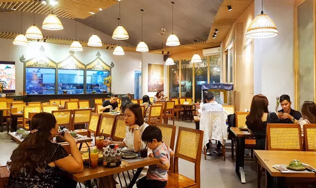 Các số liệu mới từ Cục Thống kê Lao động Mỹ cho thấy lĩnh vực lưu trú và ăn uống đang có tỷ lệ tuyển dụng mở cao nhất thị trường với mức 5,5%, đồng thời dự kiến tạo thêm hơn 553.000 việc làm mới từ năm 2024 đến 2034, phản ánh nhu cầu nhân lực vẫn tăng mạnh bất chấp cơn sốt AI đang càn quét hầu hết ngành nghề khác.