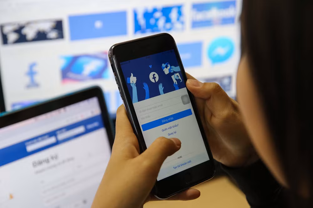 Để giải quyết bài toán tốc độ, Facebook đã triển khai công nghệ Memcached từ rất sớm nhằm giảm tải cho cơ sở dữ liệu. Hệ thống này hoạt động như một bộ nhớ đệm khổng lồ, lưu trữ những dữ liệu được truy cập thường xuyên trong RAM thay vì liên tục truy xuất từ ổ cứng, giúp tăng đáng kể tốc độ phản hồi và tạo nền tảng cho sự bùng nổ người dùng sau đó.