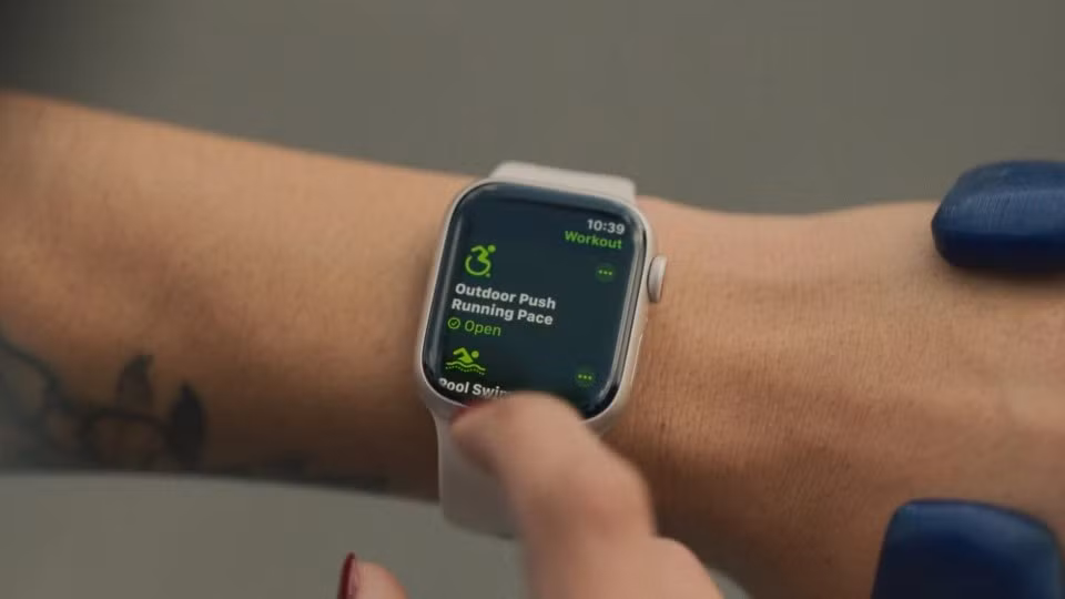 Ngoài ra, Apple Watch còn có các chức năng hỗ trợ người khuyết tật như hiển thị phụ đề trực tiếp và hỗ trợ chữ nổi Braille. (Ảnh: Apple)