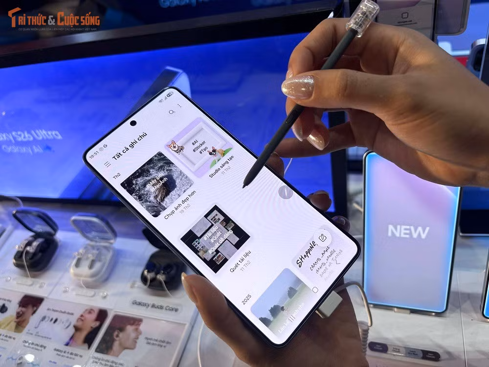 Về hiệu năng, smartphone này chạy chip Snapdragon 8 Elite Gen 5 for Galaxy với NPU tăng 39%, GPU tăng 24% và CPU tăng 19% so với thế hệ trước.