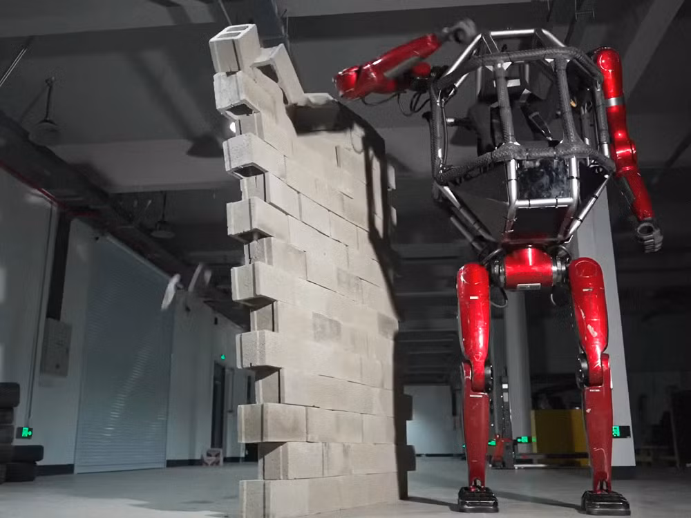 Sự xuất hiện của GD01 cũng phản ánh sức mạnh ngày càng lớn của ngành robot Trung Quốc khi các công ty nội địa đang chiếm gần 90% doanh số robot hình người toàn cầu, nhờ lợi thế chuỗi cung ứng khổng lồ từ pin, động cơ cho tới vật liệu sợi carbon.