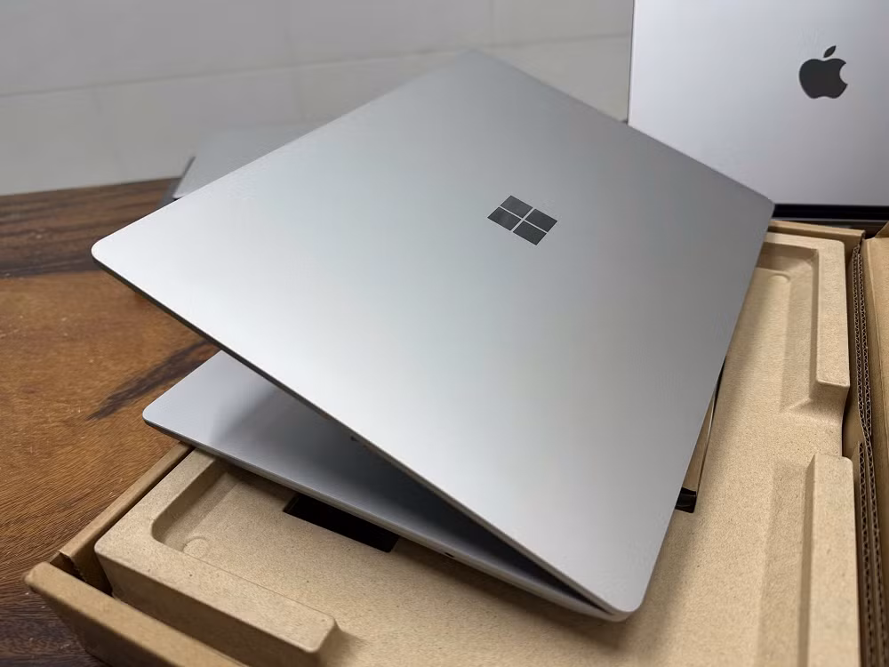 Điều này tạo nên nghịch lý lớn khi chính Microsoft đặt ra tiêu chuẩn phần cứng cho AI PC nhưng lại bán ra thiết bị không đáp ứng đầy đủ xu hướng mà hãng đang thúc đẩy, khiến nhiều người cho rằng Surface đang “lạc hậu ngay từ khi ra mắt”.