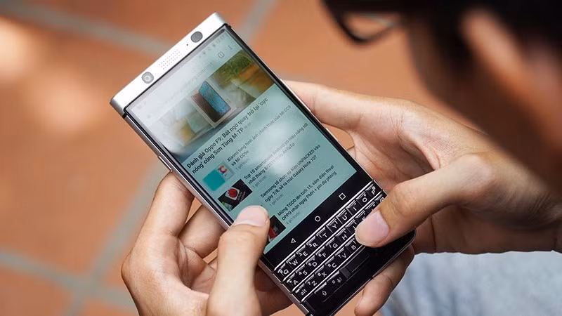 Trong số các sản phẩm còn được nhiều người quan tâm hiện nay, BlackBerry KEYone là cái tên nổi bật nhất. Ra mắt năm 2017, mẫu máy này sở hữu hệ điều hành Android, màn hình cảm ứng kết hợp bàn phím vật lý, chip Snapdragon 625, camera sau 12 MP và hỗ trợ sạc nhanh, mang đến trải nghiệm hiện đại hơn nhiều mẫu BlackBerry đời cũ nhưng vẫn giữ được "chất" riêng của thương hiệu.