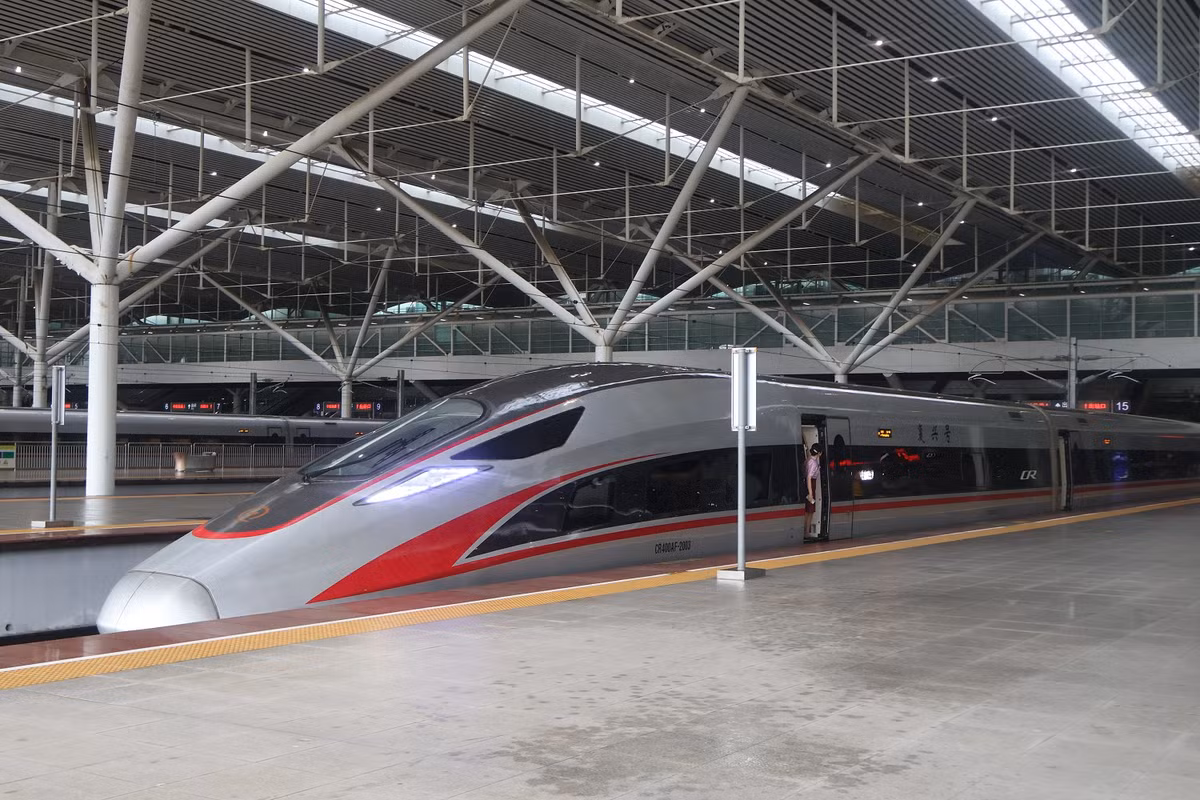 Hơn 80% chiều dài tuyến được xây dựng trên cầu cạn do đi qua vùng địa chất mềm yếu, tăng độ khó và chi phí kỹ thuật.(Ảnh:China Railway Wiki)