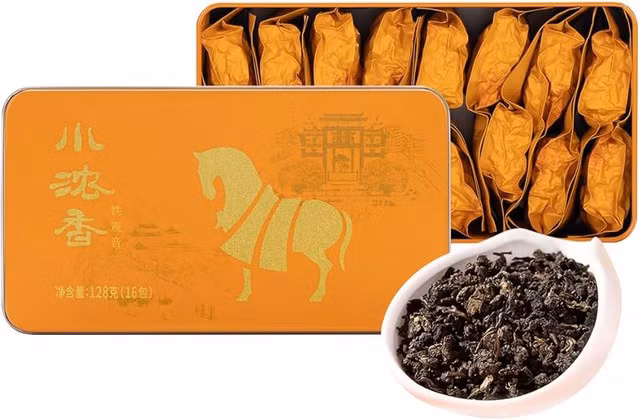 Những doanh nghiệp dẫn đầu cũng đang chạy đua bằng chính trải nghiệm thay vì chỉ cạnh tranh chất lượng lá trà. Bát Mã Trà Nghiệp xây dựng hơn 3.700 cửa hàng theo mô hình không gian giao tế thương vụ, bán cả nghi thức thưởng trà và hình ảnh đẳng cấp bên cạnh sản phẩm. Trong khi đó, Tiểu Quán Trà đầu tư nhà máy thông minh, mở nguồn hàng trăm bằng sáng chế và minh bạch hóa toàn bộ chuỗi cung ứng nhằm gia tăng niềm tin của người tiêu dùng. Với họ, trải nghiệm không chỉ diễn ra trong cửa hàng mà còn kéo dài từ quy trình sản xuất đến cách khách hàng cảm nhận thương hiệu.