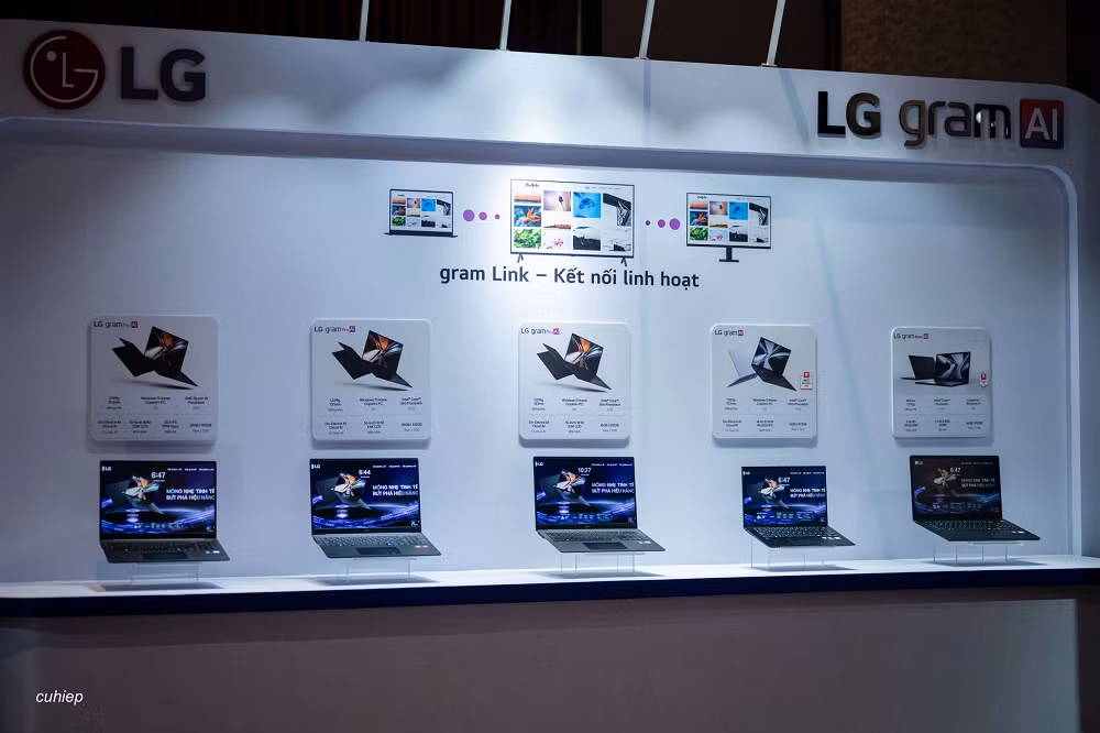 Trong khi đó, LG gram AI tiếp tục phát huy lợi thế về tính cơ động với phiên bản màn hình 14 inch chỉ nặng khoảng 1.120 gram. Thiết bị sử dụng vi xử lý Intel Core Ultra 7, viên pin dung lượng 72 Wh và vẫn đảm bảo tiêu chuẩn độ bền quân đội, phù hợp với người dùng thường xuyên mang laptop theo bên mình. Sự kết hợp giữa trọng lượng nhẹ, pin lớn và khả năng xử lý AI giúp mẫu máy này trở thành lựa chọn hấp dẫn cho doanh nhân, sinh viên hay nhân viên văn phòng.