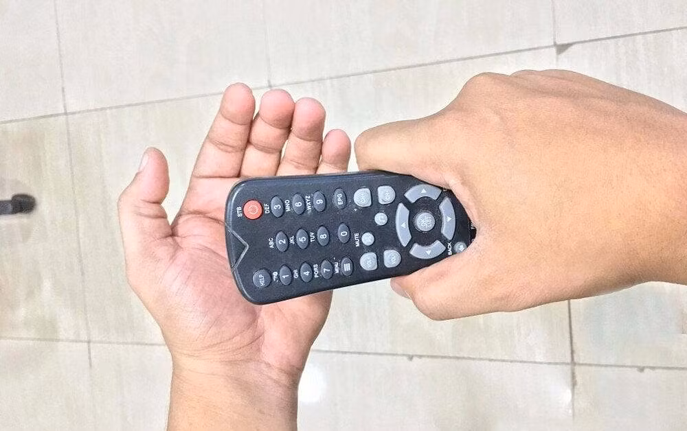 Thay vì thay pin mới, nhiều người chọn cách vỗ mạnh vào điều khiển và kỳ lạ thay, nó lại hoạt động.