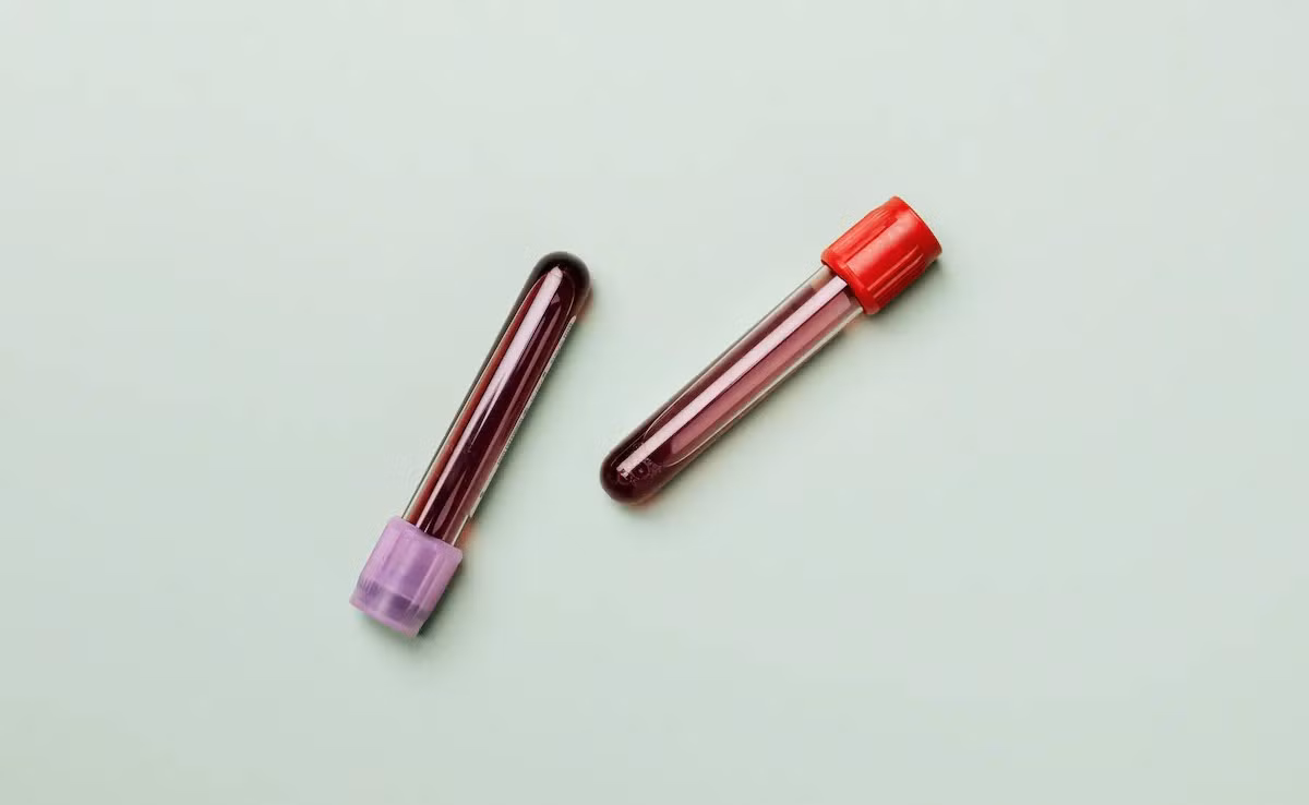 Máu được tạo từ hemoglobin người hiến tặng, bọc trong màng chất béo để tránh phản ứng miễn dịch.