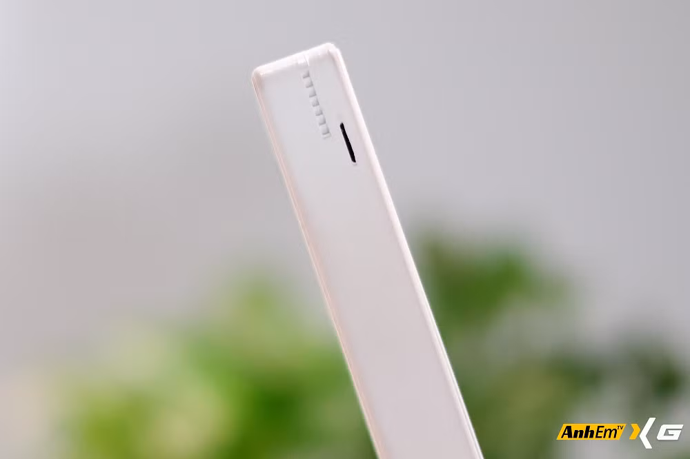 Theo Dương, Galaxy Z Fold mini không được tạo ra để thay thế smartphone chính mà hướng đến vai trò thiết bị phụ phục vụ việc kiểm tra thông báo, ghi chú nhanh hoặc thực hiện các tác vụ cơ bản hằng ngày, đồng thời dự án cũng mở ra hướng tiếp cận mới trong việc tái sử dụng các thiết bị điện tử cũ thay vì biến chúng thành rác thải công nghệ.(Ảnh: AnhemTV)