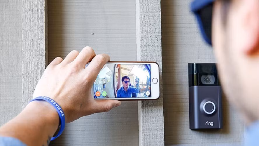 Camera ngoài trời và chuông cửa thông minh là giải pháp thay thế, bảo vệ từ xa mà không cần vào trong nhà.