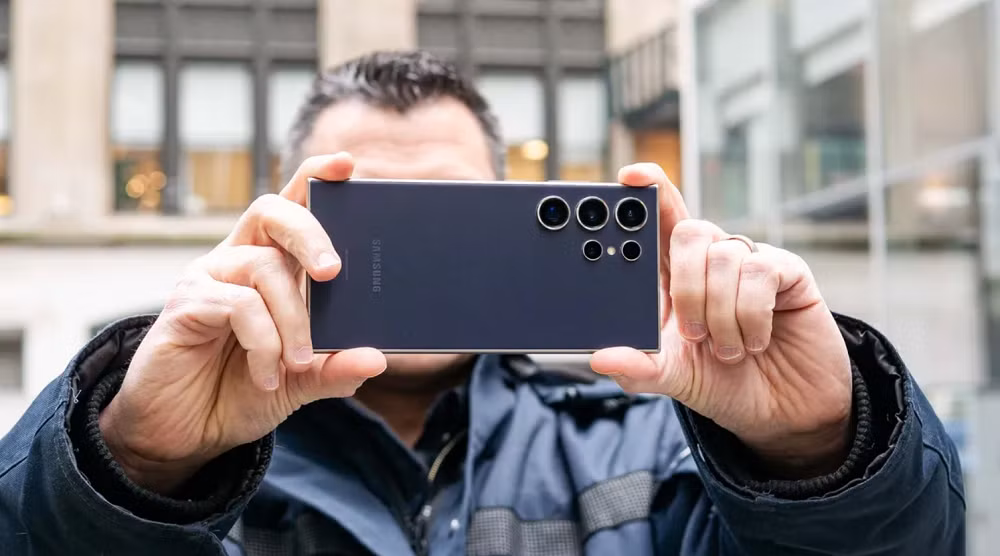 Camera cũng là một trong những lý do khiến nhiều người quyết định thay máy sau vài năm sử dụng khi các cảm biến mới liên tục nâng cấp mạnh về khả năng zoom quang học, quay video và xử lý AI, chẳng hạn camera tele trên các thế hệ iPhone mới đã chuyển từ cảm biến 12MP zoom 3x lên cảm biến 50MP zoom quang 5x với chất lượng hình ảnh vượt trội rõ rệt.