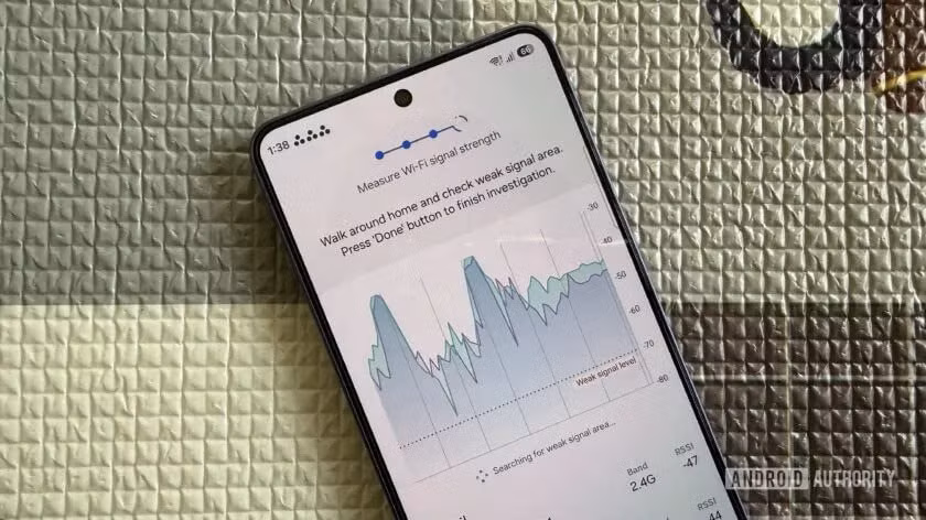 Không dừng lại ở đó, điện thoại Galaxy còn sở hữu công cụ kiểm tra và tối ưu sóng Wi-Fi được giấu bên trong mục Connectivity Labs. Tính năng này có thể tạo bản đồ cường độ tín hiệu trong từng khu vực của ngôi nhà, giúp người dùng xác định vị trí đặt router hiệu quả nhất. Đặc biệt, hệ thống còn hỗ trợ so sánh nhiều mạng hoặc nhiều băng tần Wi-Fi khác nhau để đánh giá chất lượng phủ sóng thực tế. (Ảnh Android Authority)
