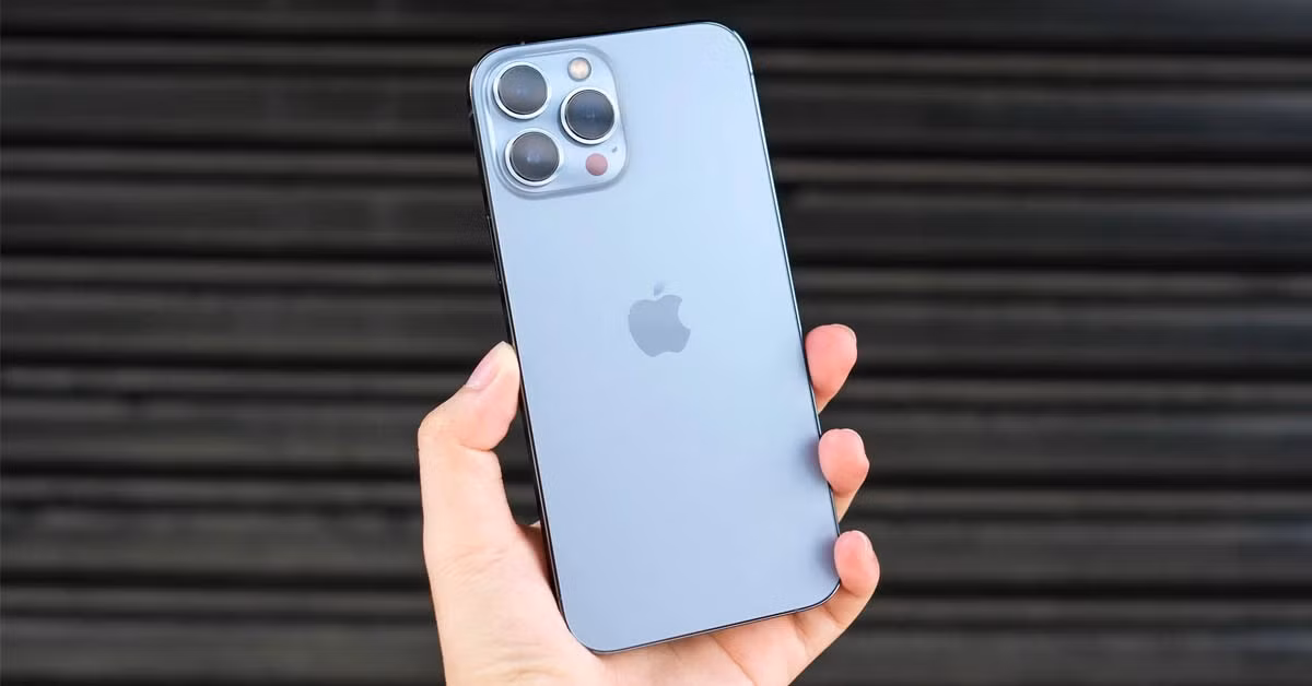 iPhone 13 Pro Max với màn hình ProMotion 120Hz tiếp tục giữ giá tốt nhờ tính năng cao cấp và hỗ trợ lâu dài.