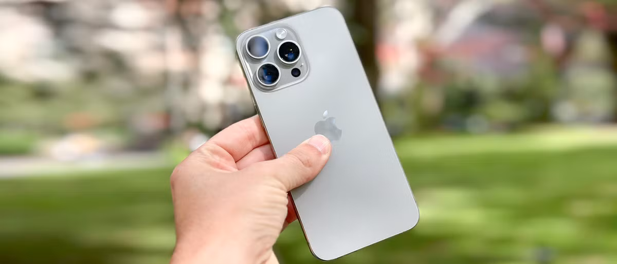 iPhone 15 Pro Max dù đã ra mắt gần 2 năm nhưng vẫn cực mạnh với chip A17 Pro, pin tốt, camera 48MP và khung titan siêu bền. (Ảnh: Người đưa tin)