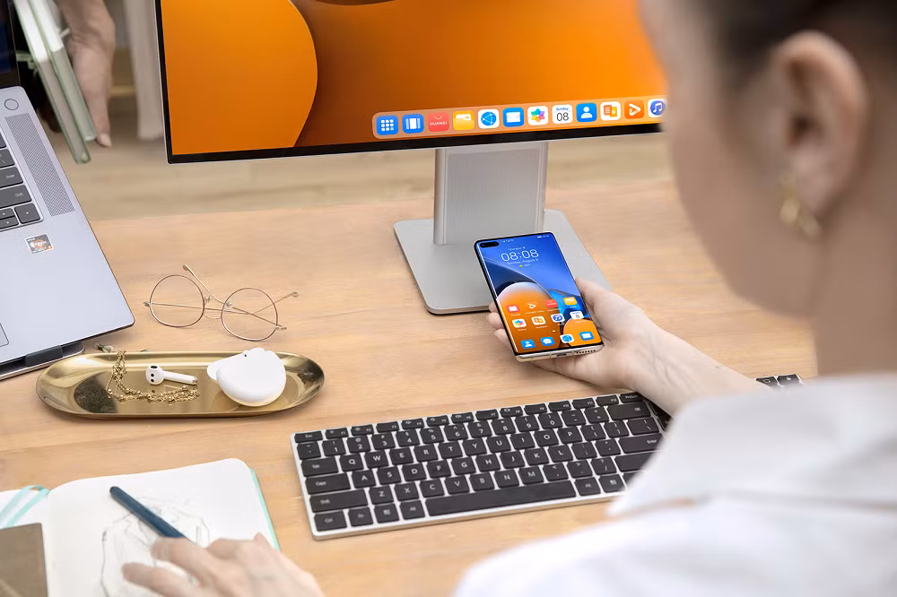 Đối với những người sử dụng laptop như máy tính để bàn hoặc làm việc với cường độ cao, đầu tư thêm một màn hình rời kích thước từ 24 đến 27 inch là lựa chọn đáng cân nhắc, bởi không chỉ giúp giảm tình trạng cúi đầu mà còn mở rộng không gian hiển thị, hỗ trợ làm việc đa nhiệm và tăng hiệu suất xử lý công việc hằng ngày.