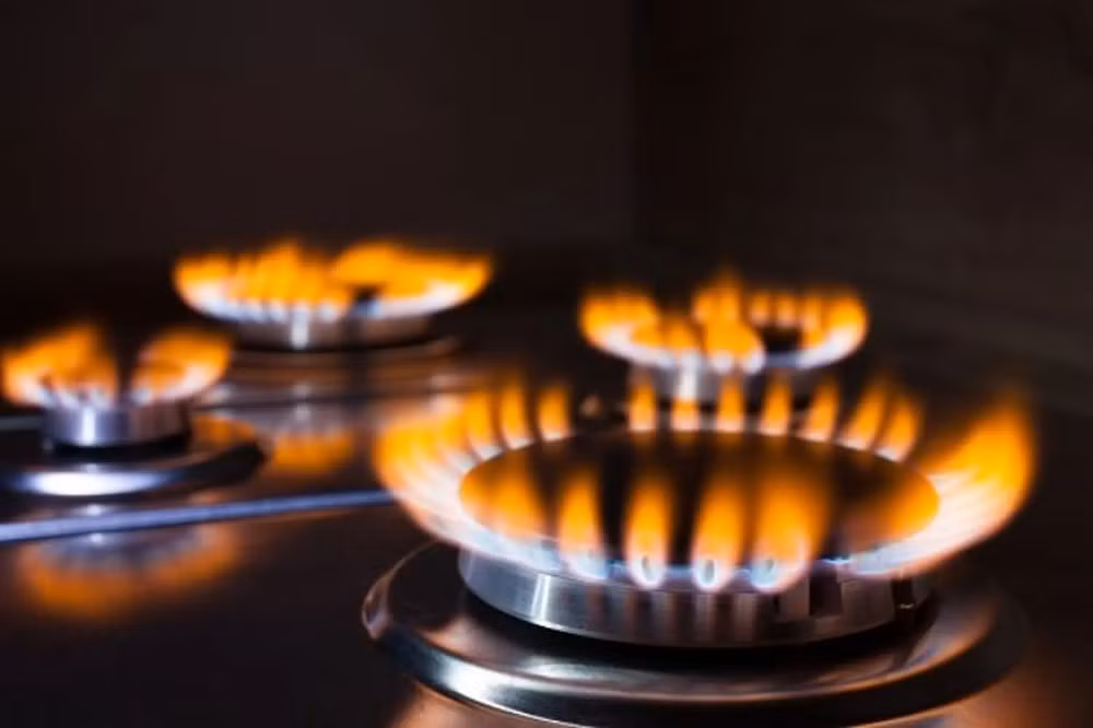 Tuy nhiên, bếp gas cũng tồn tại không ít hạn chế khi hiệu suất sử dụng năng lượng thấp hơn bếp từ do một phần nhiệt lượng bị thất thoát ra môi trường, đồng thời việc vệ sinh kiềng bếp, đầu đốt và các khe hở thường mất nhiều thời gian hơn sau quá trình sử dụng.
