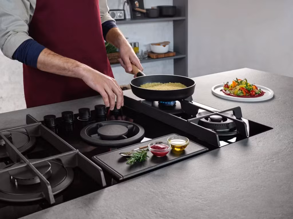 Theo các ước tính, việc chuyển từ bếp gas sang bếp từ có thể giúp nhiều hộ gia đình tiết kiệm từ vài trăm nghìn đến vài triệu đồng mỗi năm, tùy thuộc vào tần suất nấu ăn, giá điện và thói quen sử dụng của từng gia đình.