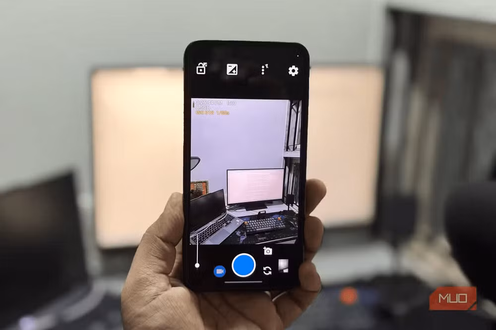 Nếu ứng dụng camera mặc định khiến bạn khó chịu vì quá nhiều tính năng AI và hiệu ứng không cần thiết, Open Camera sẽ là lựa chọn đáng cân nhắc khi hỗ trợ đầy đủ các chế độ chuyên nghiệp như HDR, chụp RAW, chụp liên tục, khử nhiễu và đặc biệt có tính năng Auto Level giúp tự động cân bằng khung hình sau khi chụp.(Ảnh: MUO)