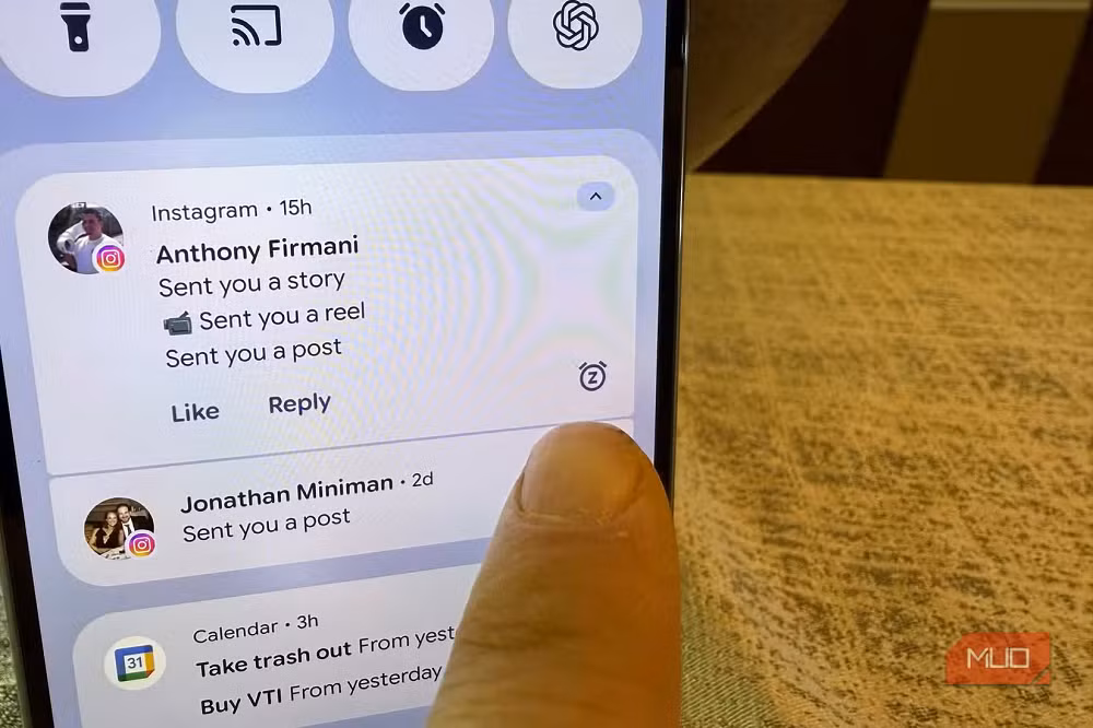 Ít ai biết rằng Android từ lâu đã được Google tích hợp hàng loạt công cụ thông minh như Snooze hay Notification History, cho phép người dùng tạm ẩn thông báo, xem lại thông báo đã xóa và kiểm soát toàn bộ luồng thông tin hiệu quả hơn nhiều so với việc “vuốt cho sạch”. (Ảnh: MUO)