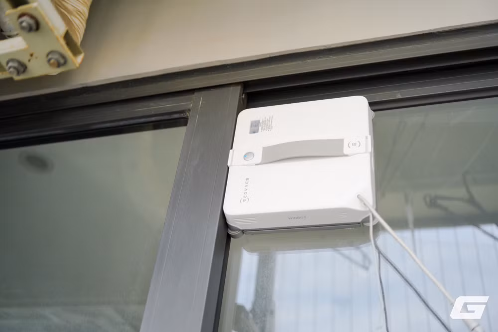 Trong quá trình trải nghiệm thực tế, robot sử dụng lực hút lên tới 8000Pa nên khả năng bám kính khá chắc chắn, kể cả trên các bề mặt kính đứng hoặc hơi nghiêng, trong khi dây an toàn và pin dự phòng cũng giúp tăng độ yên tâm khi vận hành ở các khu vực cao tầng bên ngoài căn hộ.(Ảnh: Genk)