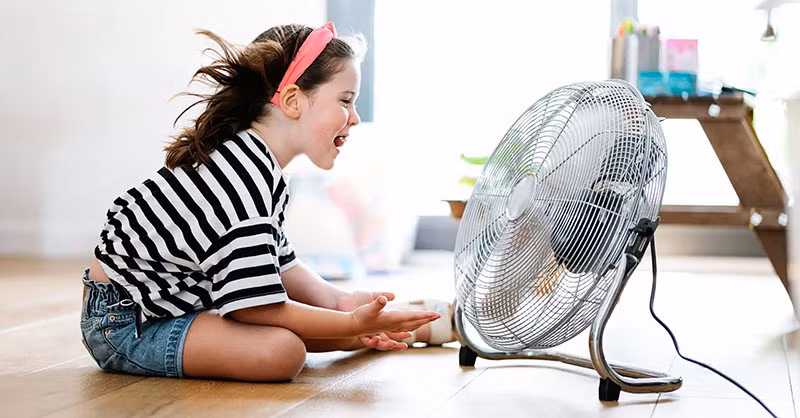 Các chuyên gia cũng cho rằng chế độ quay phù hợp hơn trong không gian rộng hoặc phòng có nhiều người vì luồng gió được phân bổ đều, giúp không khí lưu thông tốt hơn và hạn chế cảm giác bí bách trong thời tiết oi nóng.