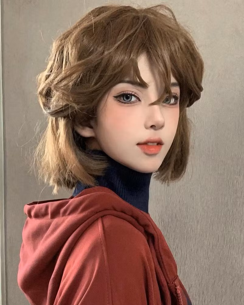 Trong tưởng tượng của nhiều người, phiên bản trưởng thành của cô gợi cảm và sắc sảo hơn.