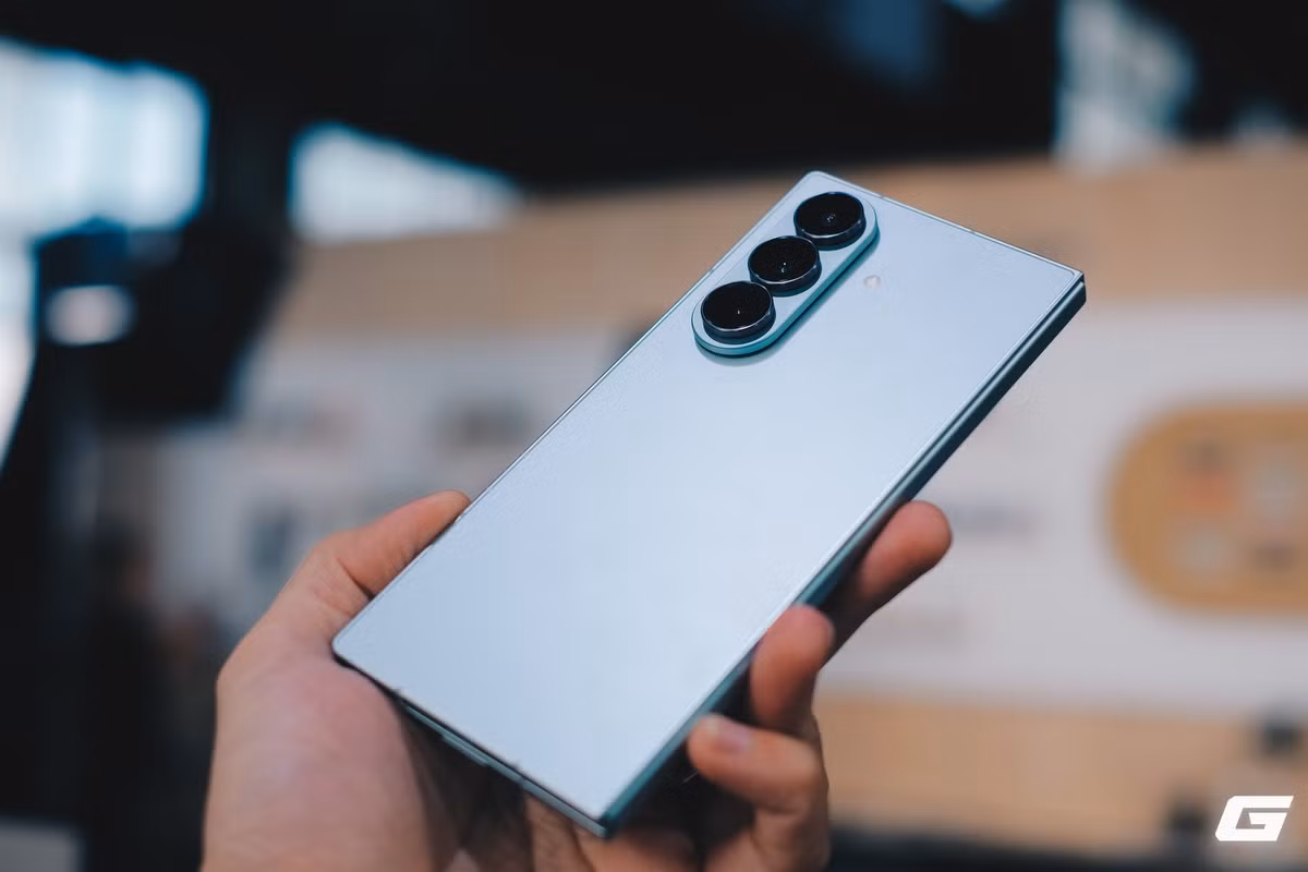 Đây là gam màu mới lạ, vừa thanh thoát vừa nổi bật, tạo điểm nhấn trong thế giới smartphone thiên về tông trầm.(Ảnh: Genk)