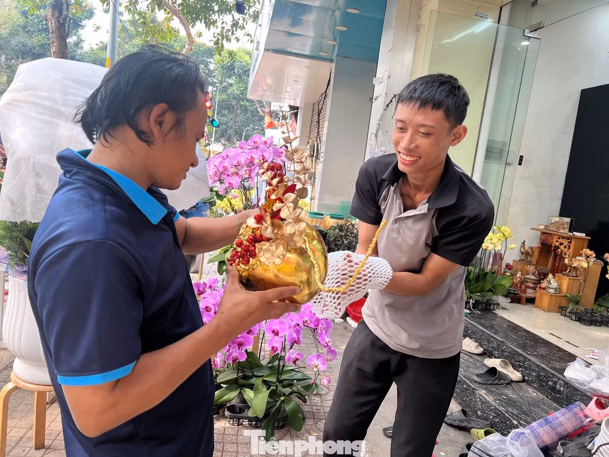 Một quả dừa dát vàng được bán trên đường Nguyễn Đình Chiểu (TP HCM) có giá 200.000 đồng/quả. Sản phẩm có thể chưng được đến 6 tháng.