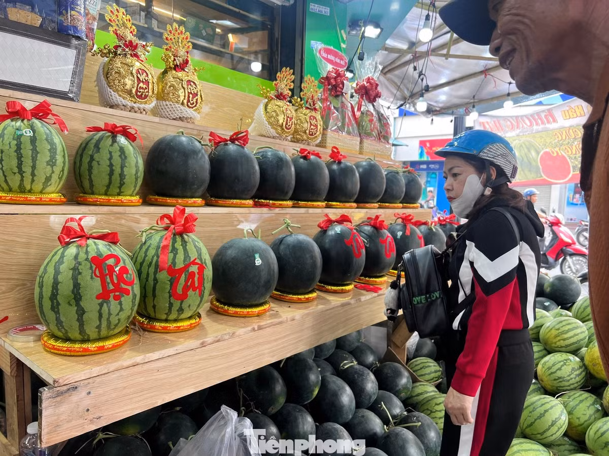 Thay vì chọn dưa, dừa như bình thường, ngày nay khách yêu cầu sản phẩm phải độc lạ, bắt mắt. Do đó các cơ sở không ngừng tung ra nhiều sản phẩm mới đáp ứng nhu cầu của khách hàng mỗi dịp Tết đến Xuân về.